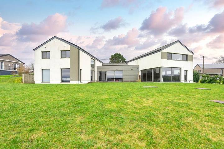 Location de vacances pour 14 personnes, avec Terrasse et Jardin ainsi que Piscine et Vue dans Champlon
