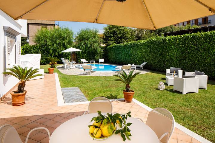 Amore Rentals - Villa Lia con Piscina Privata, Giardino e Parcheggio in Sant'Agnello, Provincia de Nápoles