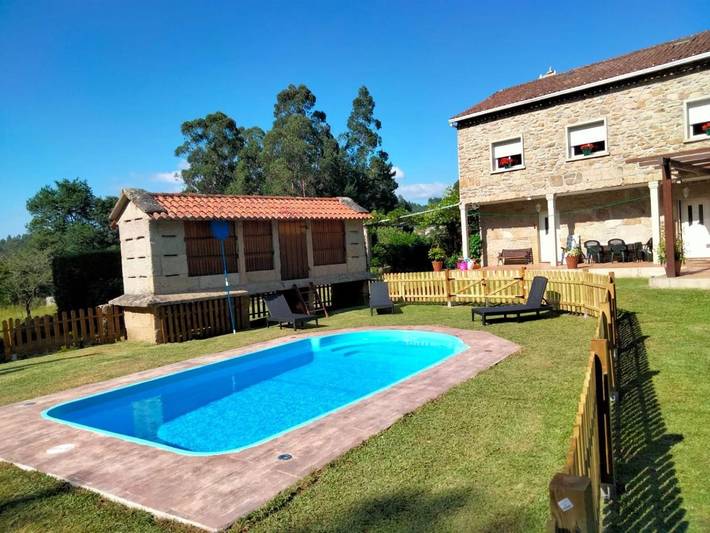 Casa rural para 8 personas, con Balcón y Terraza además de Jardín y Piscina en Moraña
