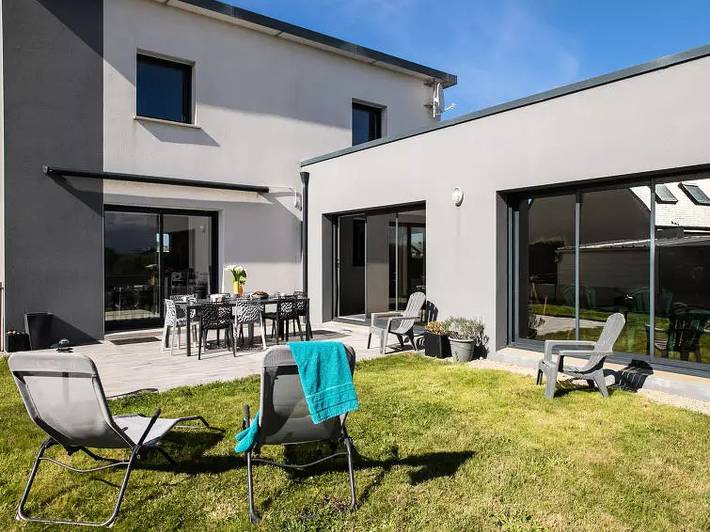 Location de vacances pour 8 personnes, avec Terrasse ainsi que Jardin et Piscine à Sibiril