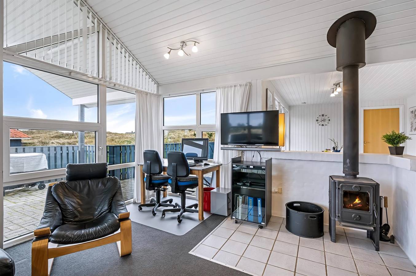 Amazing home in Hvide Sande w/ 4 Bedrooms, Wifi and Internet in Skodbjerge, Haurvig