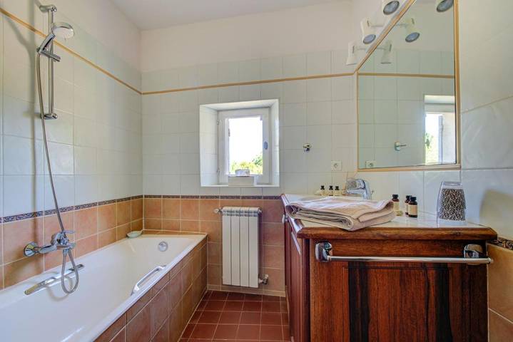 Chambre d’hôte pour 4 personnes, avec vue ainsi que piscine et jardin, adapté aux familles à Cucuron - 4