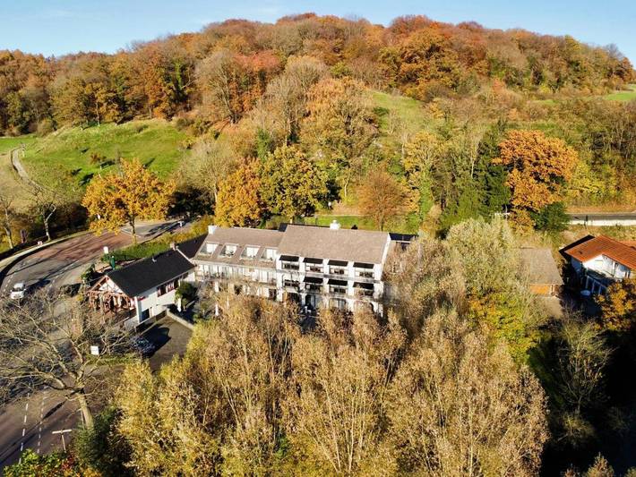 Hotel, mit Balkon und Terrasse sowie Whirlpool und Garten