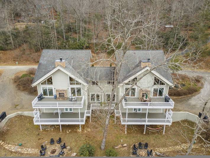 Vacation home for 16 people, with balcony and yard in North Carolina