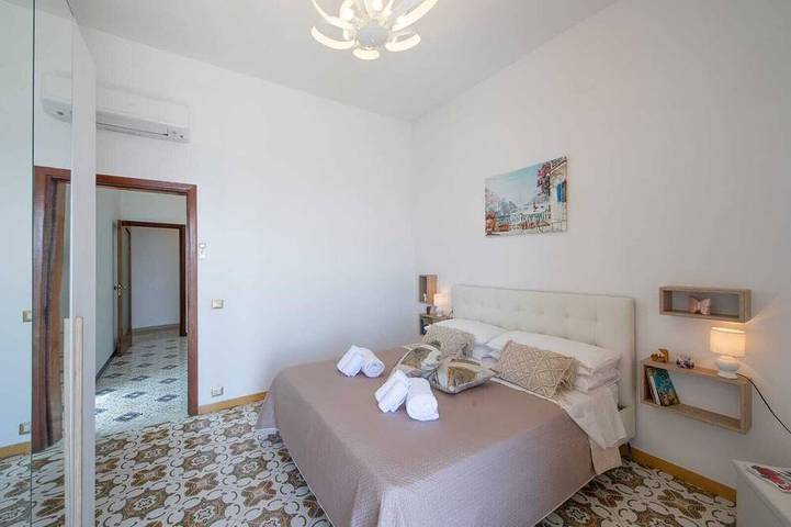 Mariantonietta House: bright colorful rooms, overlooking the vast sea in Praiano, Sorrento Coast
