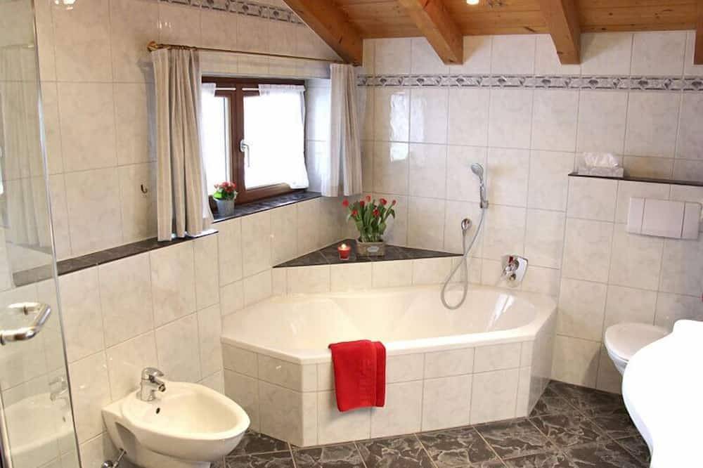 Ganze Wohnung, Ferienwohnung 75 qm, für 4 Personen mit Kachelofen und Balkon in Übersee, Chiemsee