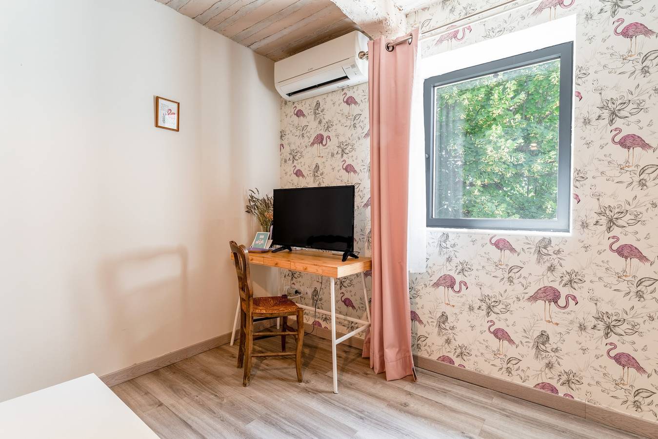 Chambre d’hôtes « Flamant Rose » avec piscine partagée, Wi-Fi et climatisation in L'Isle-sur-la-Sorgue, Vaucluse