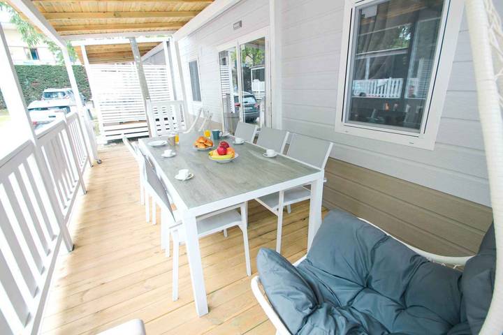 Casa mobile con aria condizionata, terrazza e piscina  in Torre Rinalda, Lecce