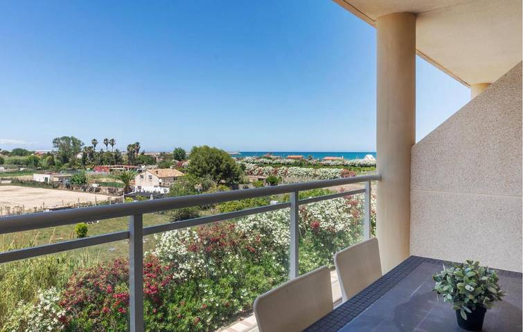 Apartamento para 6 personas, con piscina además de terraza y jardín en Daimuz