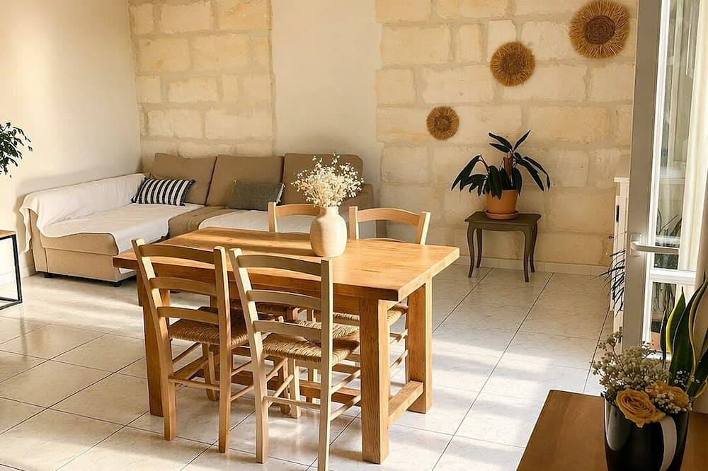 Entire apartment, Apartment overlooking the Quais de Beaucaire in Beaucaire, Nimes region