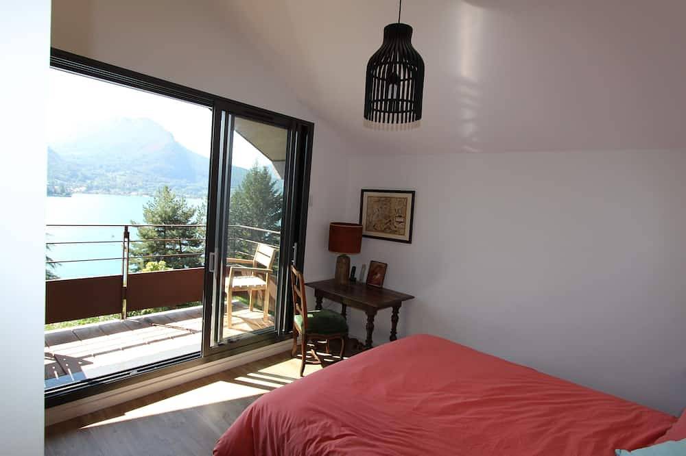 Chalet with panoramic view of the bay of Talloires and Tournette in Talloires-Montmin, Annecy region