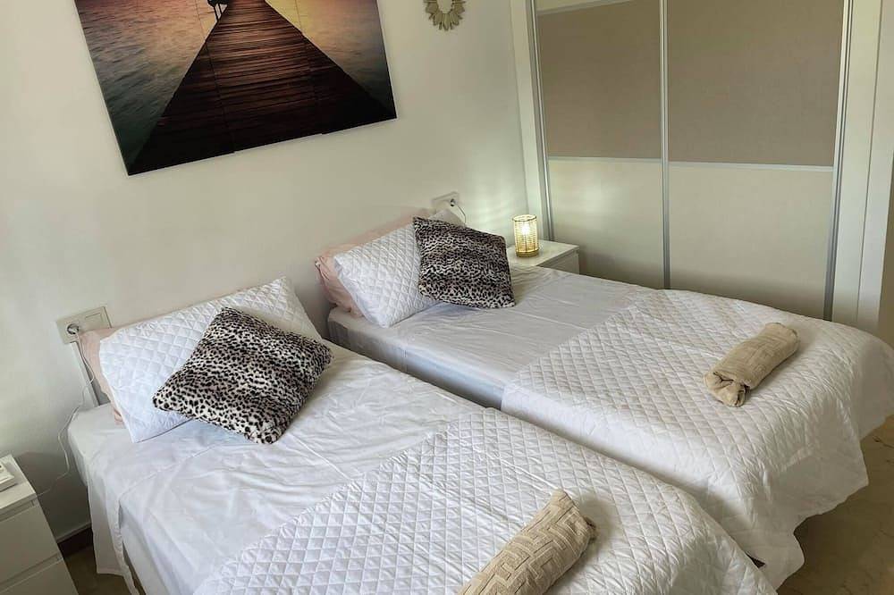 Entire apartment, 2 Bed 2 Bath Apt Villamartin Plaza, Quiet, Beaches, Golf & Sun in Panorama Golf, Orihuela