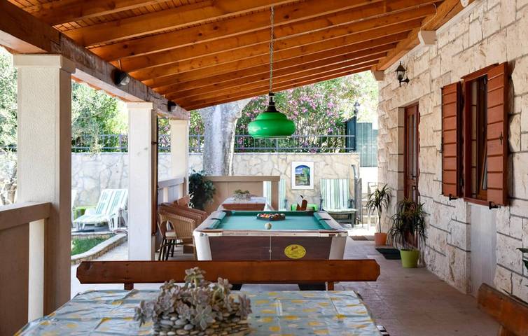 Villa pour 12 personnes, avec jardin et piscine, animaux acceptés à Splitska