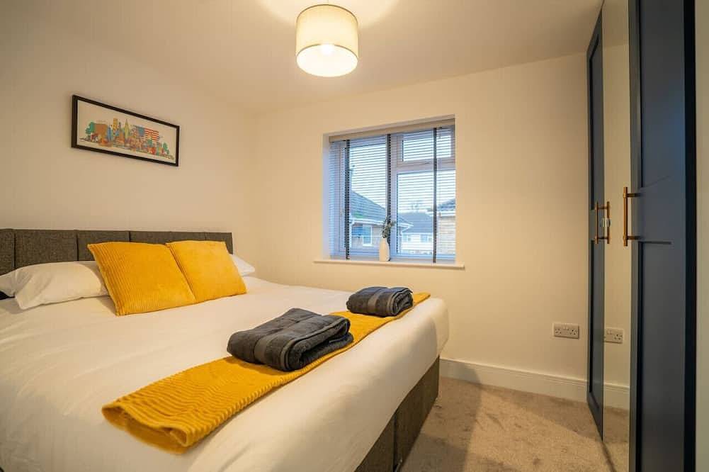 Entire apartment, Skyway First Floor Apartment is a 2 bedroom apartment with parking in Three Bridges in Crawley, West Sussex
