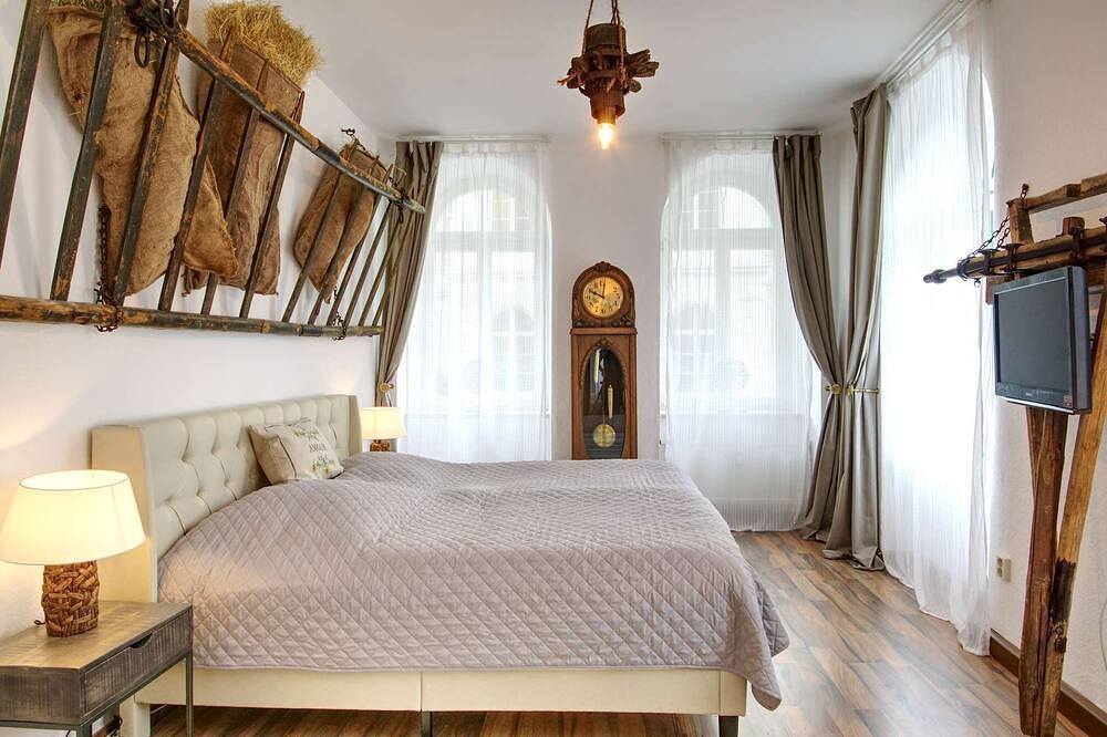 Geheel appartement, Spacious vacation apartment for up to 8 people centrally located next to St. Annenkirche church in Annaberg-Buchholz, Ertsgebergte