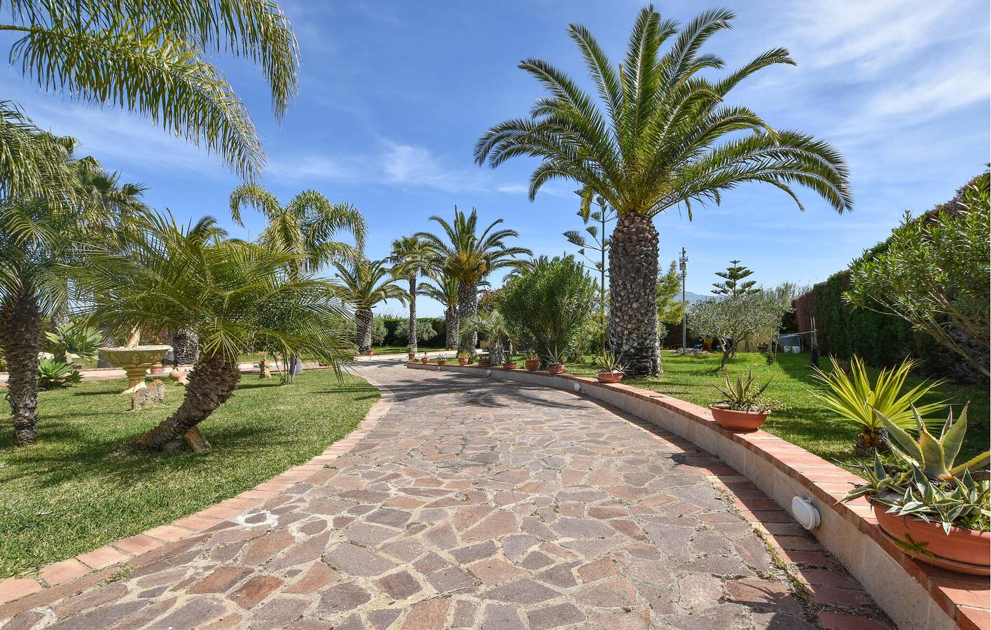 Accogliente appartamento con 2 camere da letto, piscina e parcheggio vicino al fiume Vallone Ciurro in Partinico, Provincia di Palermo