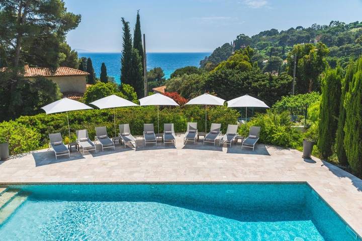 Hôtel pour 2 personnes, avec Terrasse ainsi que Jardin et Piscine dans Office De Tourisme De Rayol Canadel