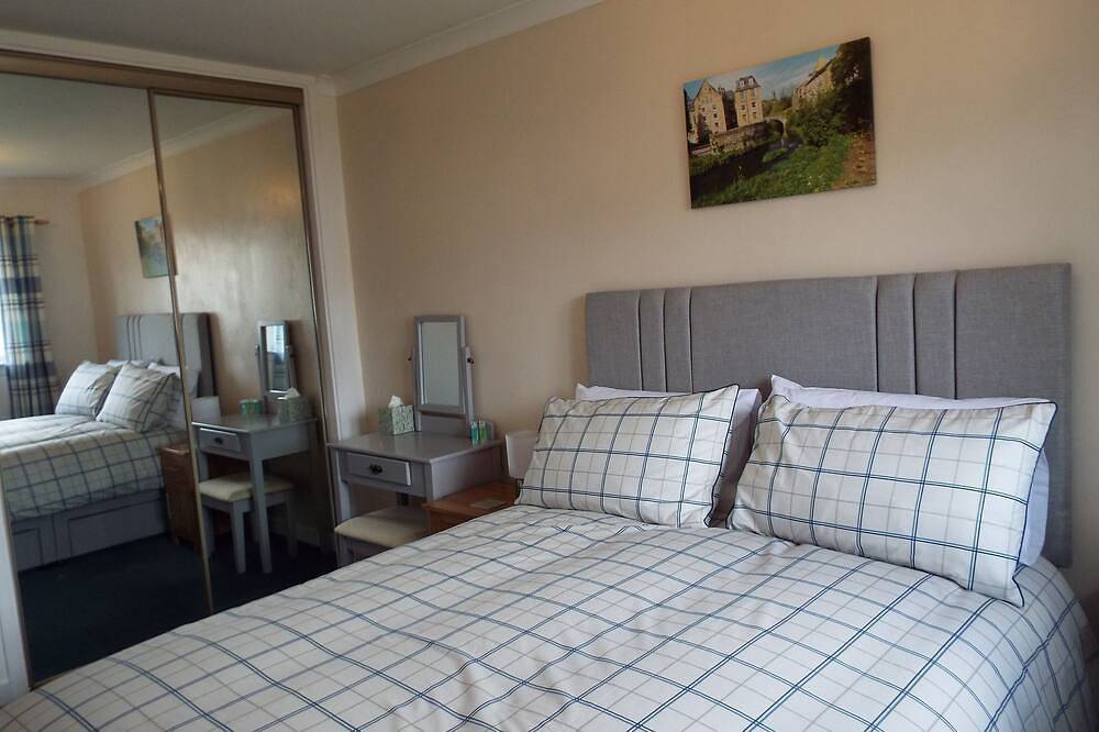 Entire apartment, Central Location with free on-site private parking, free wi-fi and Netflix in Leith, Edinburgh