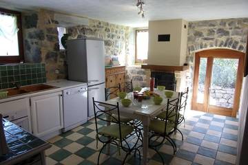 Gîte pour 6 personnes, avec piscine et jardin à Joyeuse