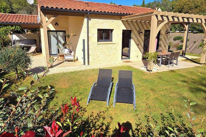 Location de vacances pour 5 personnes, avec Jacuzzi ainsi que Terrasse et Jardin à Carsac-Aillac