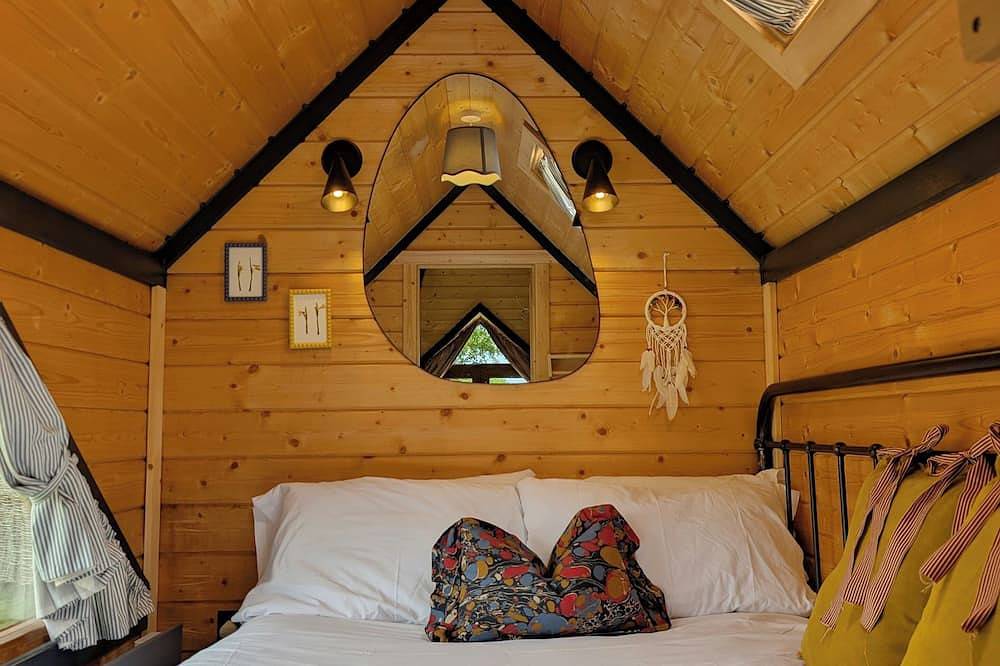 Hilly Hideaway — Unique Countryside Retreat with Hot Tub & firepit in Chorleywood, Hertfordshire
