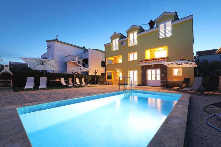 Ferienwohnung für 6 Personen, mit Terrasse und Garten sowie Pool