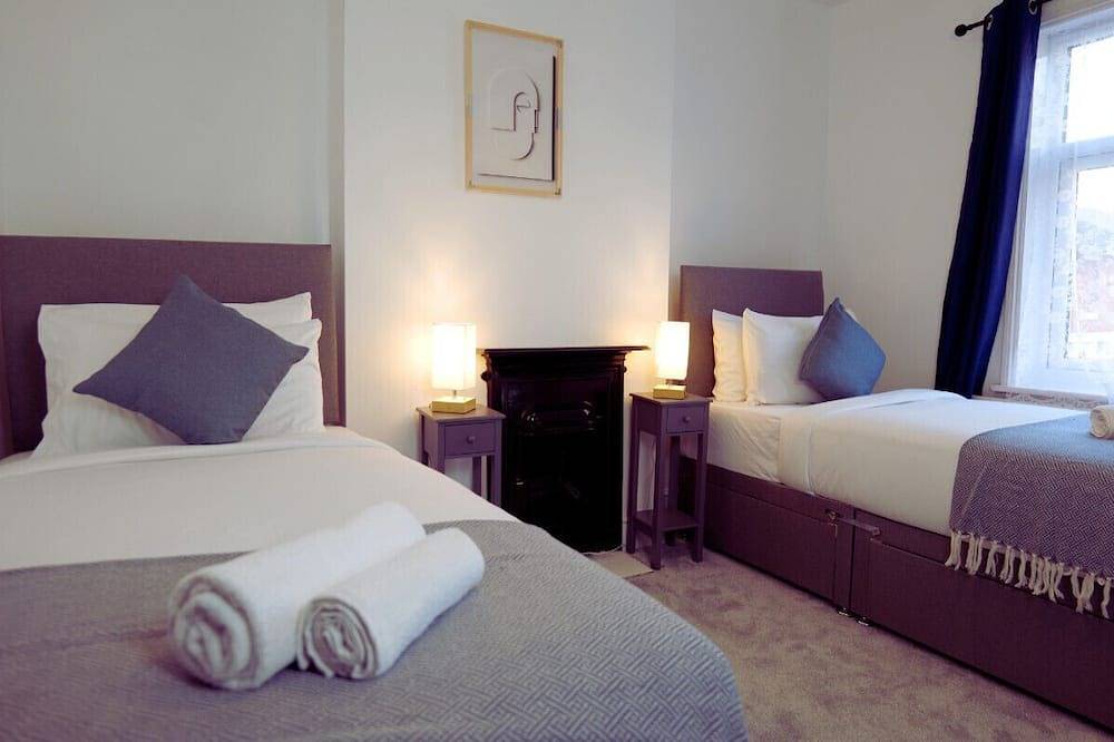 Town Centre House with parking, Wi-Fi in Stafford, Staffordshire