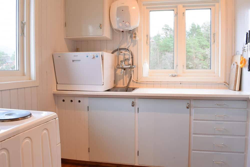 Lovely home in Eikelandsosen with sauna in Fusa