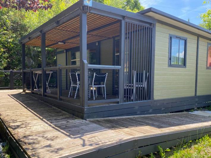Chalet pour 4 personnes, avec terrasse et piscine dans le Cantal