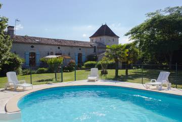 Gîte pour 13 personnes, avec piscine et jardin ainsi que terrasse et jacuzzi à Thénac