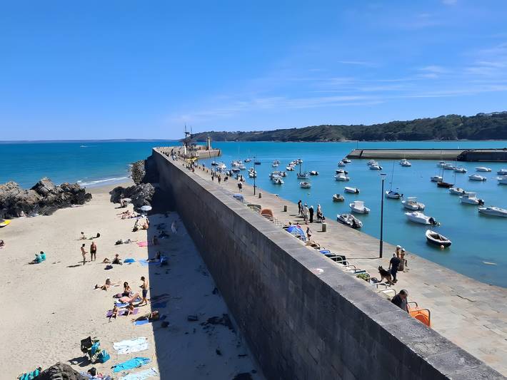 Gîte 30m De La Mer, plage en contre bas in Binic, Côte de Goëlo