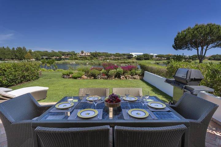 Apartment for 2 people, with children pool and lake view as well as garden in Quinta do Lago