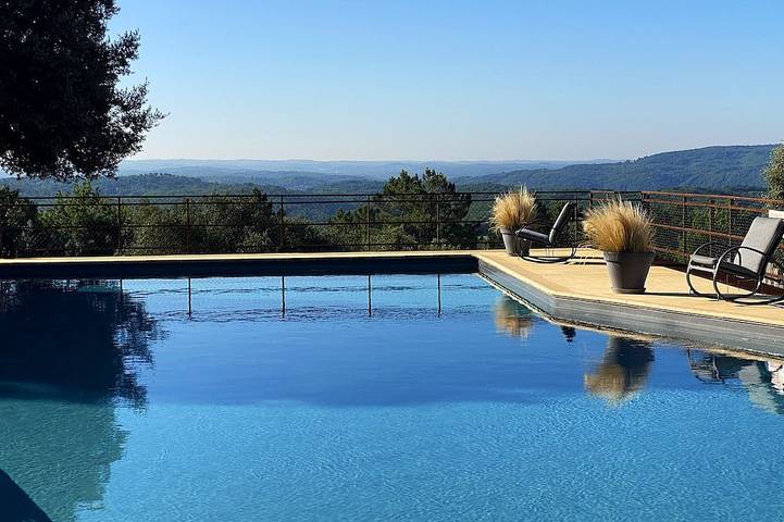 Gîte pour 15 personnes, avec Terrasse ainsi que Jardin et Piscine