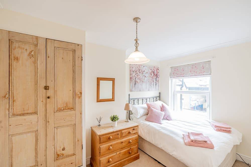 Strayside Cottage Harrogate. Dog friendly. 5 min walk hospital. 15 min walk town in North Yorkshire