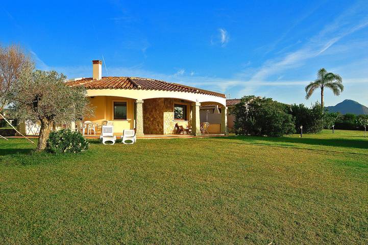 Ferienhaus für 8 Personen, mit Terrasse und Garten sowie Pool in Costa Rei