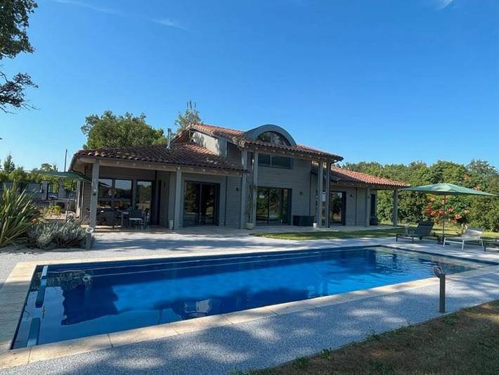 Location de vacances pour 8 personnes, avec vue ainsi que jardin et piscine à Monfort