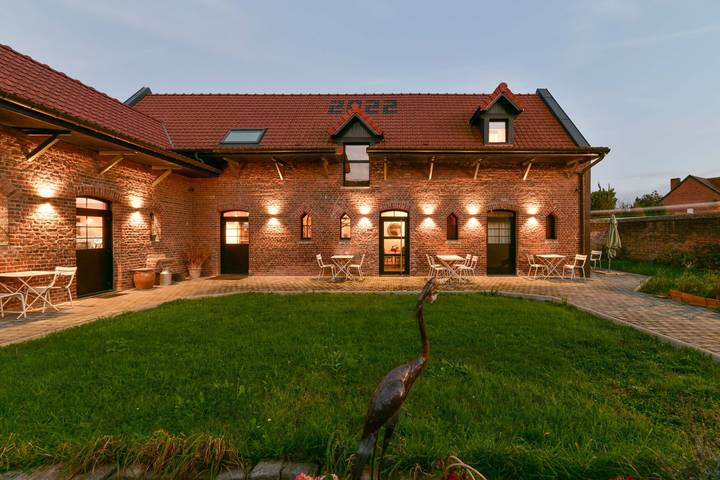 Gîte pour 2 personnes, avec jardin ainsi que terrasse et jacuzzi dans Restaurant Le Cerisier Laventie