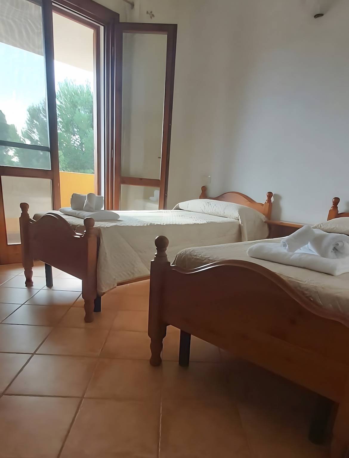 Appartement entier, Villetta 'Ella' avec terrasse privée, jardin privé et balcon in Porto Pino Beach, Porto Pino