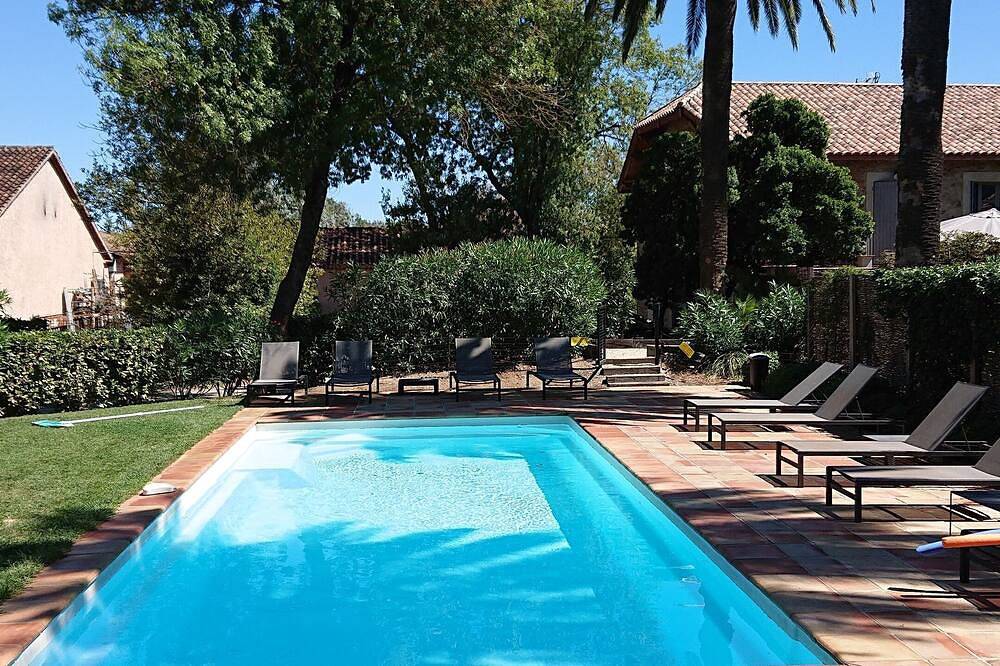 Pretty villa in renovated bastide in the middle of the vines in 5'de St tropez in Gassin, Mediterranean Coast (France)