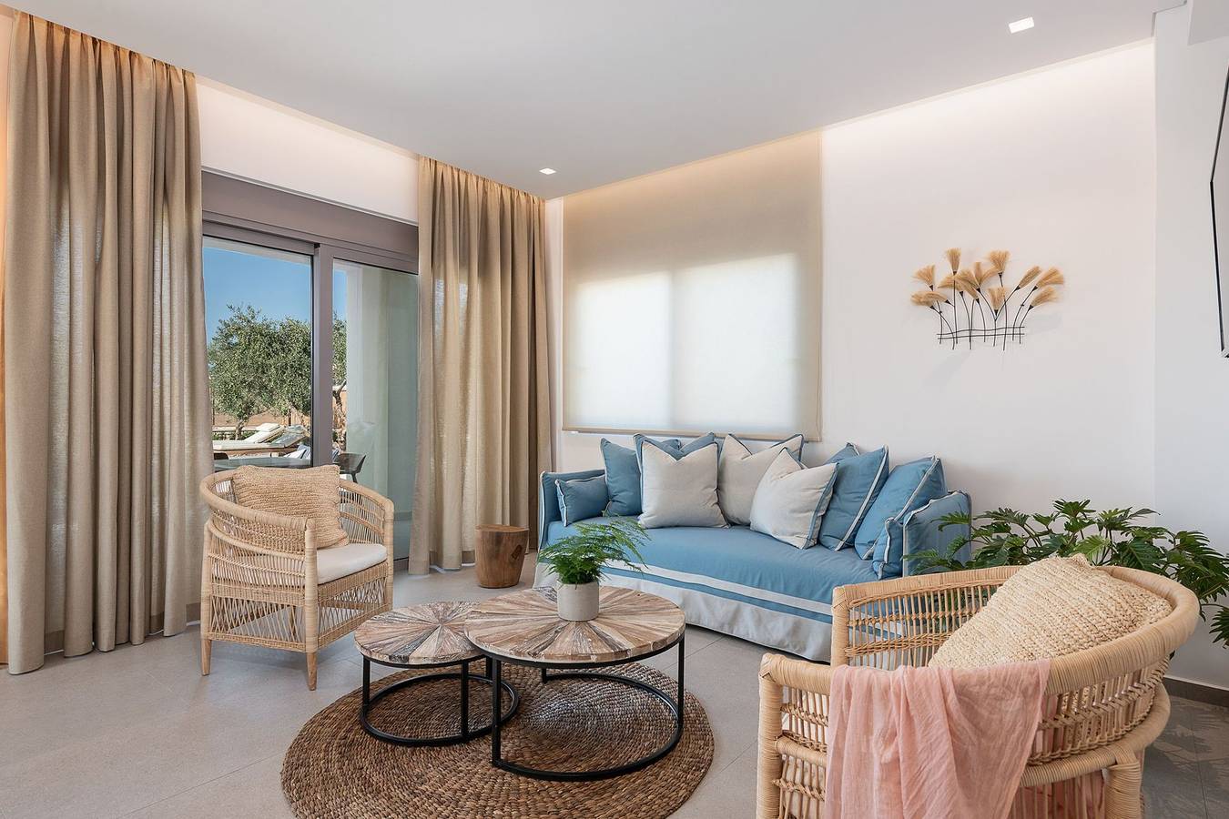 Sensational Chania Villa | Villa Roshi | 3 Bedrooms | Private Outdoor Pool and Bbq Facilities | Platanias | Tavronitis in Tavronitis, Chania und Umgebung