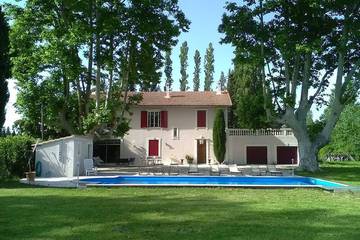 Gîte pour 8 personnes, avec jardin à Cabannes