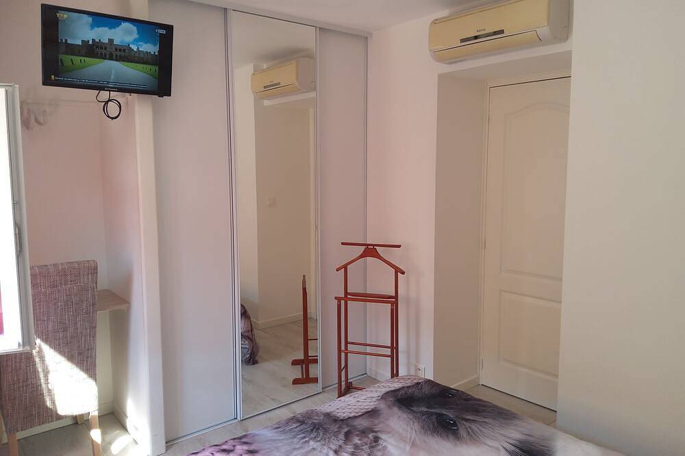 Between river and town center - air-conditioned - 2 Wcs - enclosed courtyard in Cognac, Charente