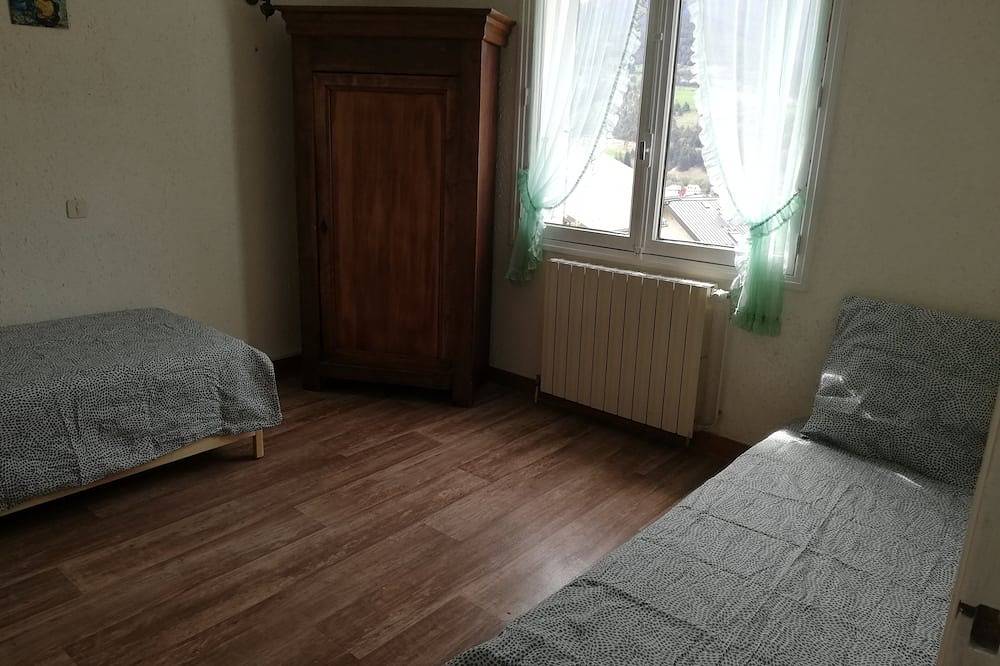 Traditional 2-storey Chalet in Barcelonnette. in Barcelonnette, Espace Lumière