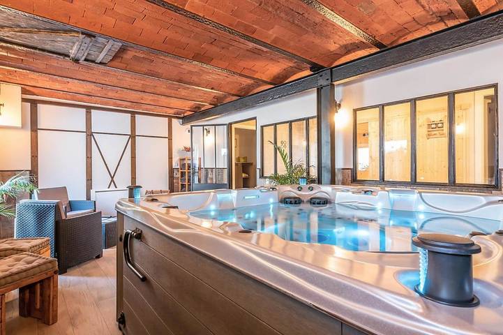 Chambre d’hôte pour 8 personnes, avec jacuzzi et terrasse ainsi que sauna et piscine