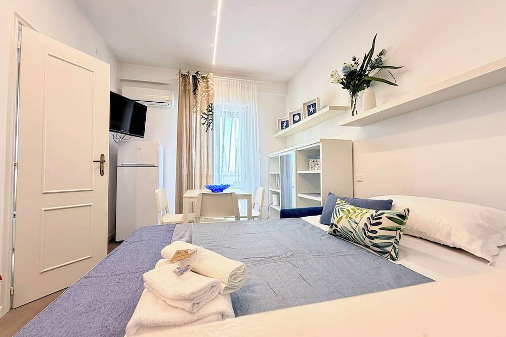 Appartement entier, Angolo Azzurro Holiday Home | Beach 500 m away, Wi-Fi, Free Parking ⭐ in Silvi Marina, Silvi