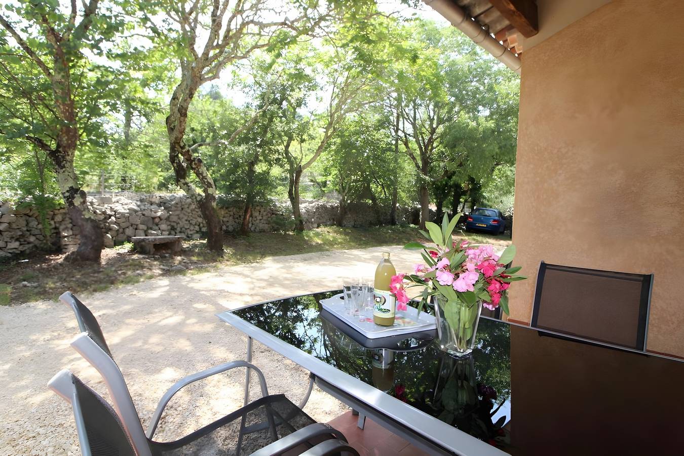 Gîte Le Mazet Des Campanes : piscine partagée, Wi-Fi et climatisation in Saint-Alban-Auriolles, Ardèche