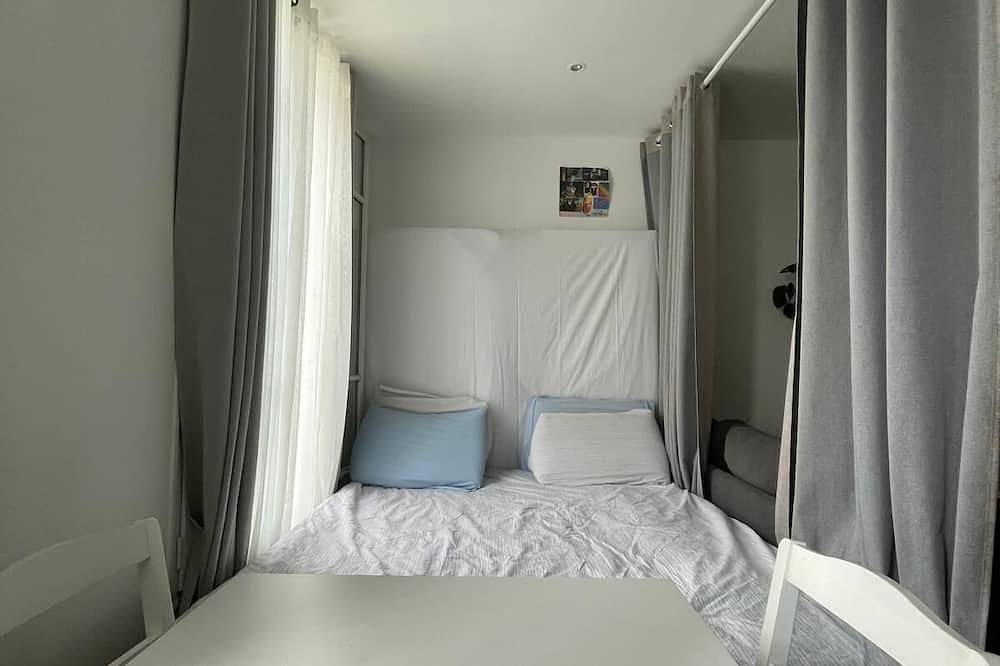 Entire apartment, Clean apartment across from a tram stop in Courbevoie, Hauts-de-Seine