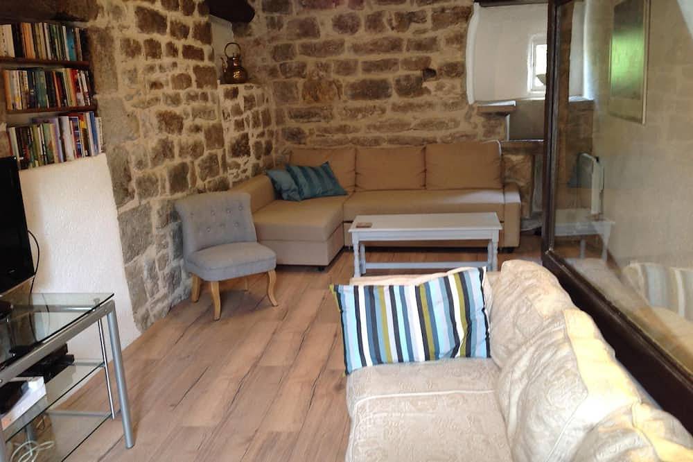 Casa de Pueblo Bijou Con Piscina Climatizada En Tranquil Courtyard Gardens in Saint-Antonin-Noble-Val, Tarn y Garona