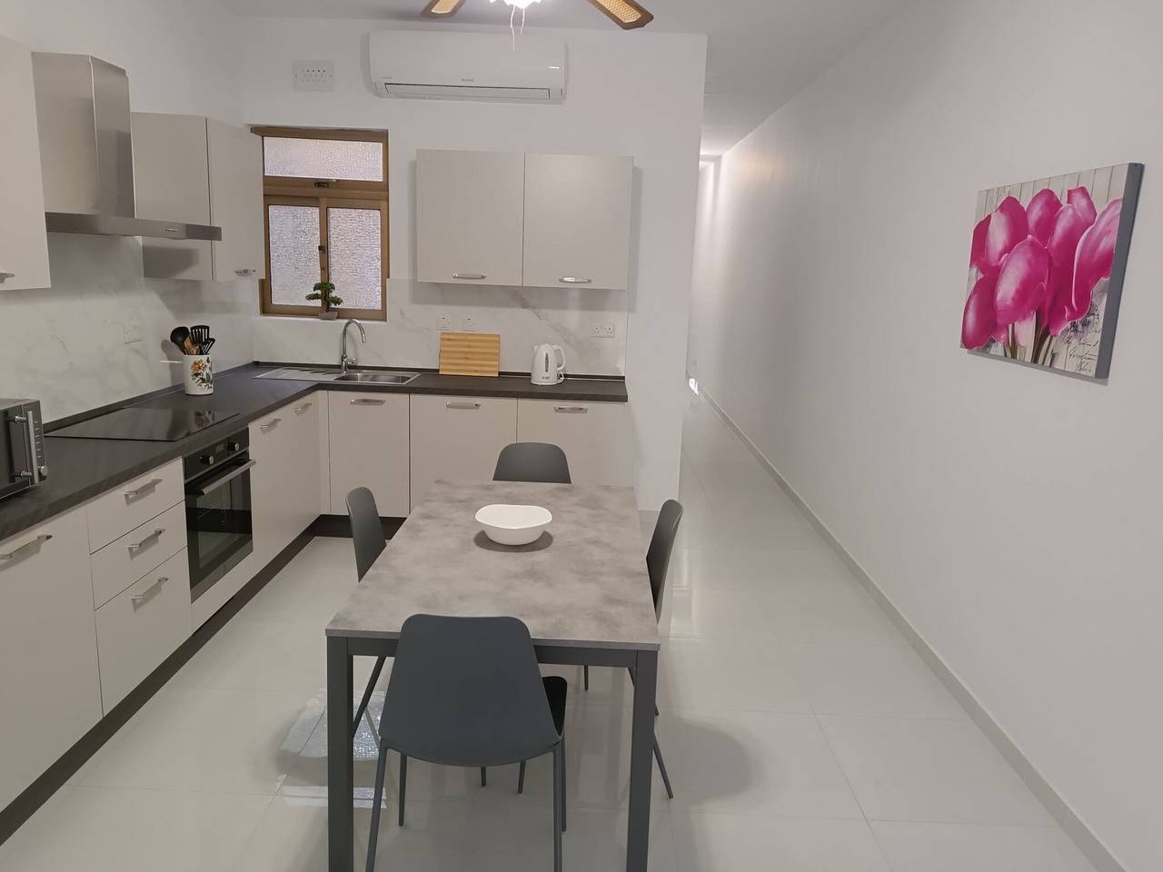 Appartement entier, Appartement 2 chambres élégant et spacieux en bord de mer in Marsalforn, Zebbug