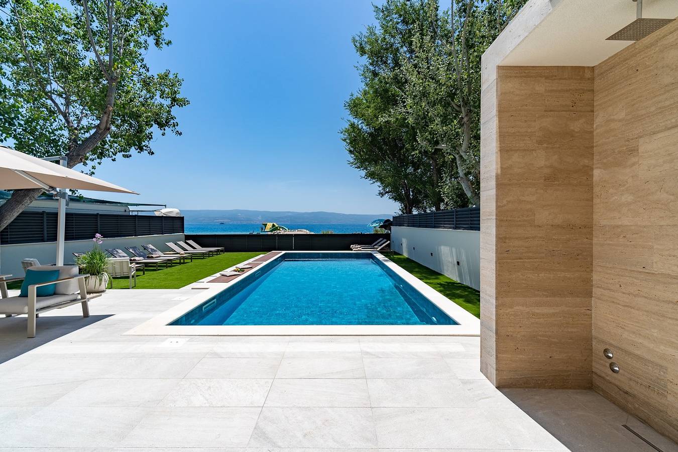 Strandvilla Erce mit privatem, 40 m2 großem, beheiztem Pool, einem Fitnessstudio, 7 Schlafzimmern mit Bad, einer Dachterrasse und 2 Wohnbereichen in Dugi Rat, Omis-Riviera